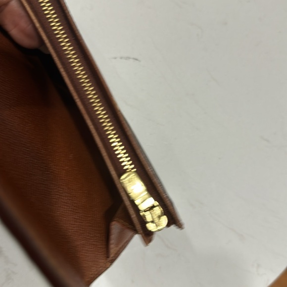 Authentic Louis Vuitton short monogram wallet, with zipper interior.  Unisex - Picture 4 of 9